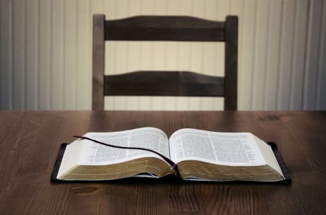 bible-on-table